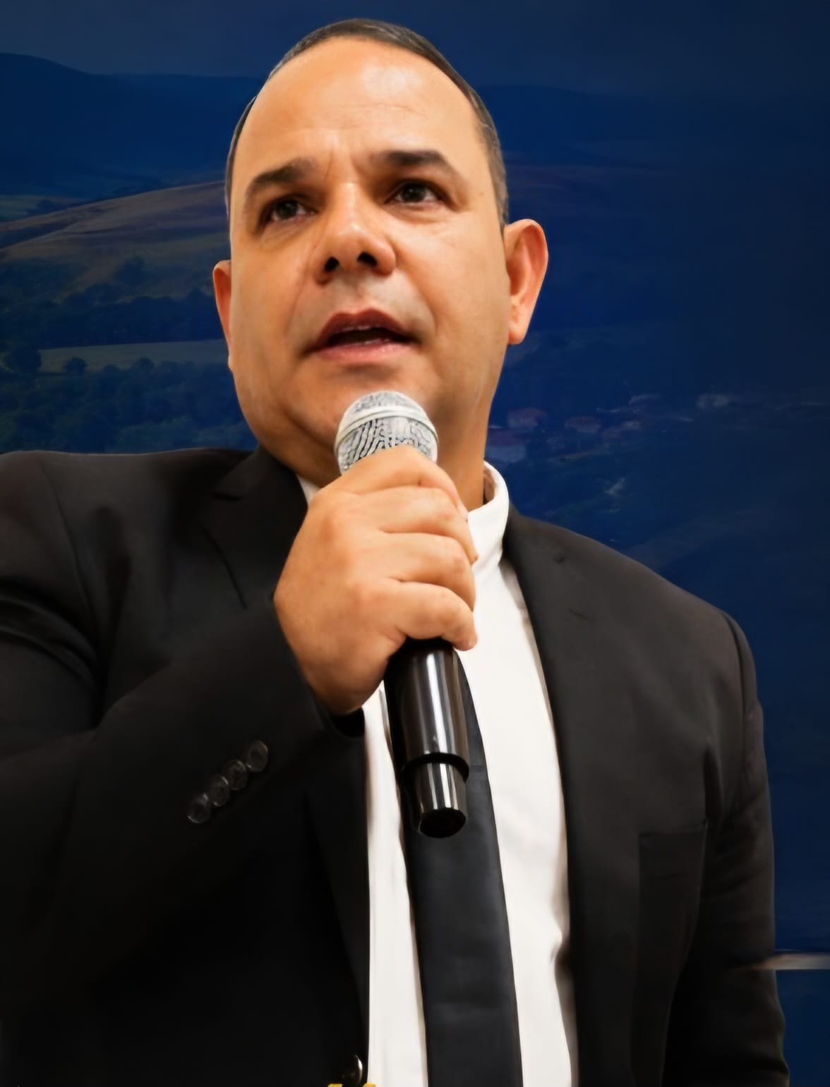 Vereador Fabrício Buião discursando ao microfone